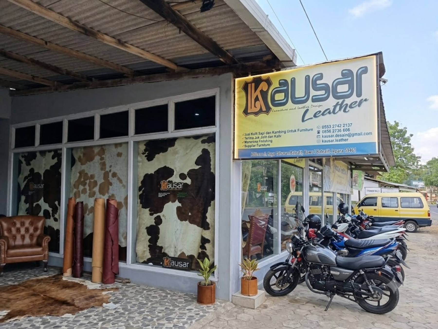 Bengkel dan pengrajin Kausar Leather di Jepara